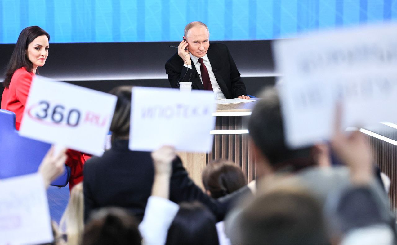 Восемь часов осталось до начала трансляции прямой линии с Президентом России Владимиром Путиным Восемь часов осталось до начала трансляции прямой линии с Президентом России Владимиром Путиным