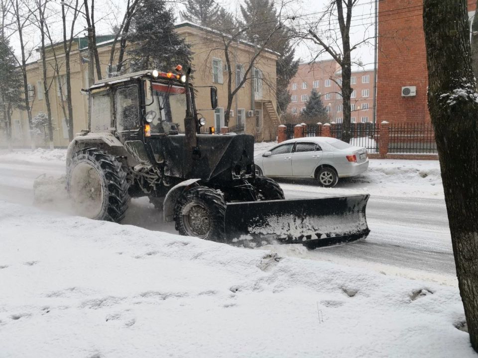 В областном центре коммунальные службы расчищают автодороги от снега