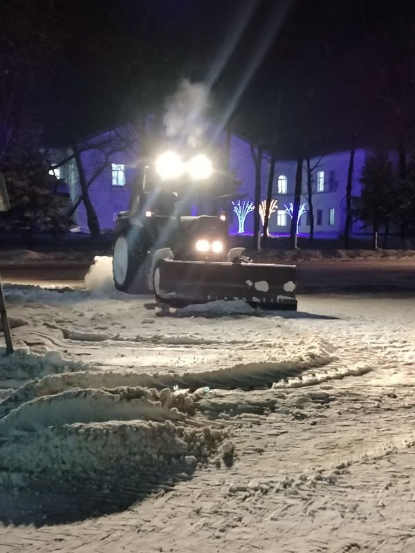 Работы продолжаются. В городе устраняют последствия прошедшего снегопада Расчистка продолжается и вечером