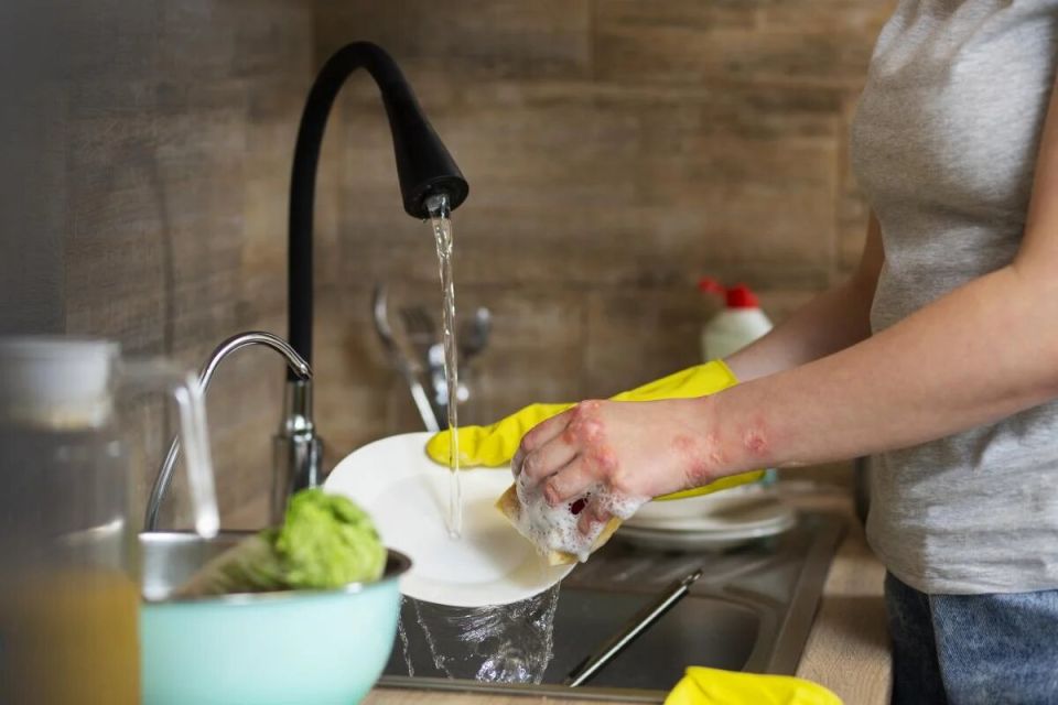 Почему ваши губки для мытья посуды могут быть опаснее, чем вы думаете