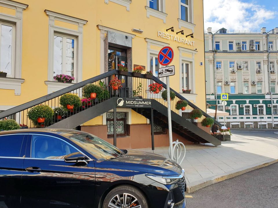 Уникальное цветочное оформление и изысканная кухня: ресторан Midsummer, который нельзя пропустить