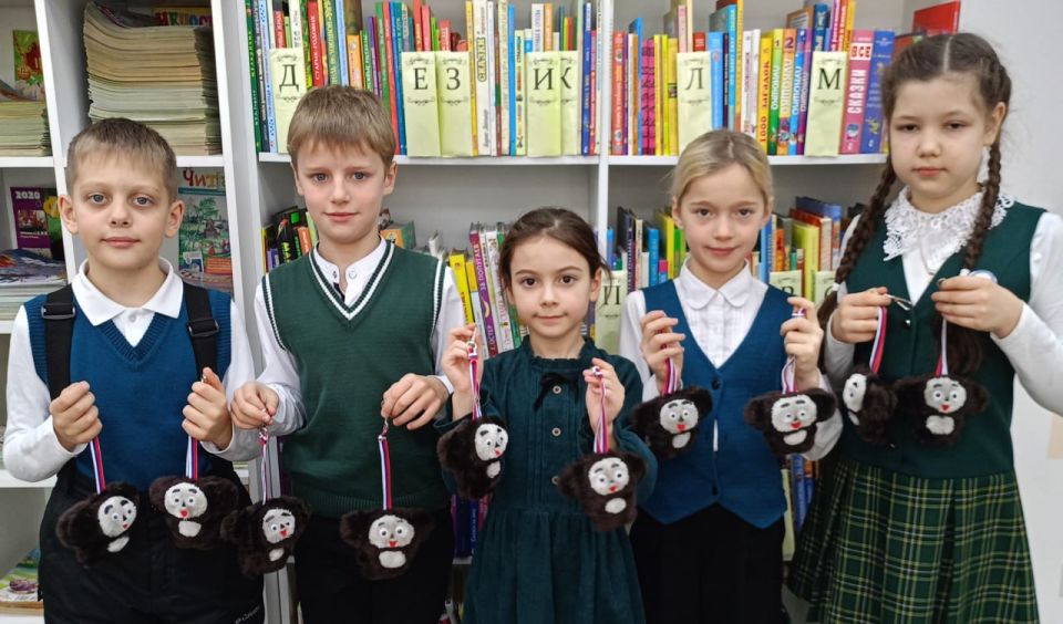 Игрушки-талисманы для бойцов СВО изготовили юные читатели библиотеки в Биробиджане