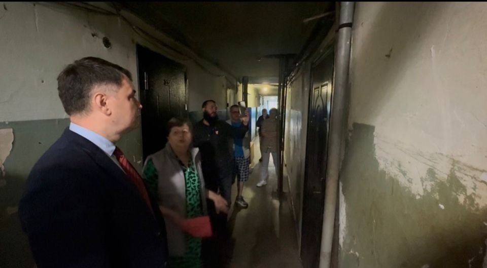 После обращения депутата Корниенко прокуратура взяла на контроль ремонт аварийного дома в Биробиджане