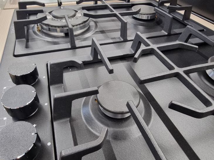 Плита блестит как новая: секретное оружие — пар + сода, а не магазинная химия