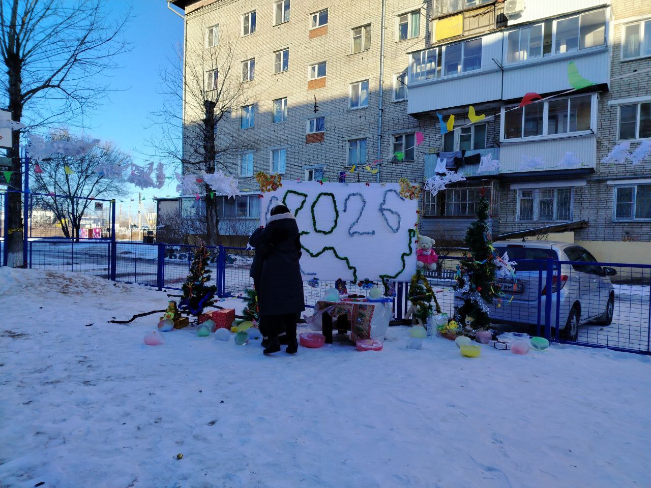 В Биробиджане проходит ежегодный конкурс «Елка нашего двора» (0+) В Биробиджане проходит ежегодный конкурс «Елка нашего двора» (0+)