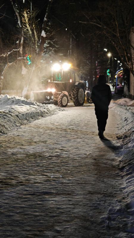 Работы по расчистке автодорог от снега продолжаются