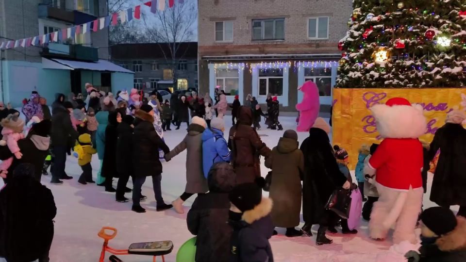 Новогодние ёлки зажгли накануне в Биробиджане, Облучье и Амурзете