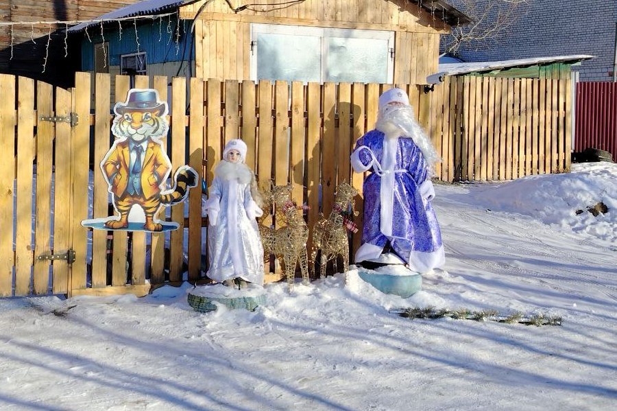В Биробиджане проходит ежегодный конкурс «Елка нашего двора» (0+) В Биробиджане проходит ежегодный конкурс «Елка нашего двора» (0+)