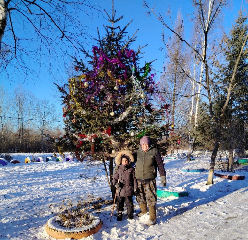 В Биробиджане проходит ежегодный конкурс «Елка нашего двора» (0+) В Биробиджане проходит ежегодный конкурс «Елка нашего двора» (0+)