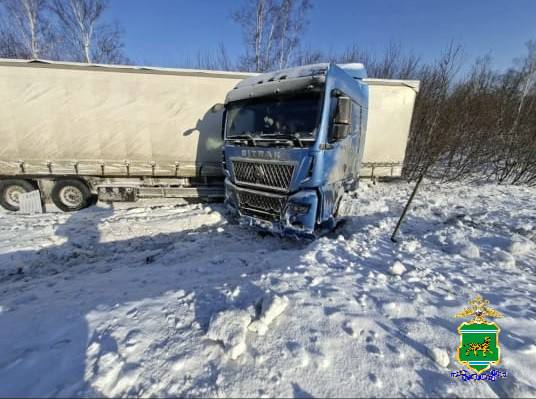В Облученском районе водитель грузового автомобиля на скорости съехал в кювет на трассе В Облученском районе водитель грузового автомобиля на скорости съехал в кювет на трассе