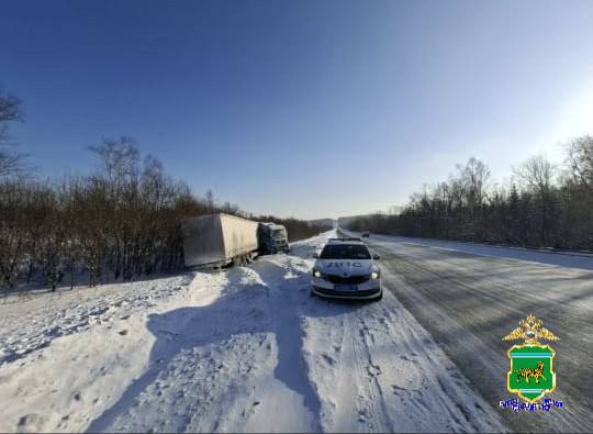 В Облученском районе водитель грузового автомобиля на скорости съехал в кювет на трассе