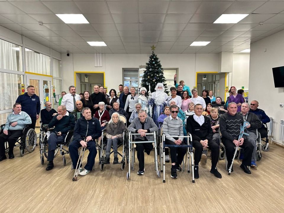 Праздник в каждый дом: Общественная палата ЕАО поздравила жителей подшефного пансионата с Новым годом