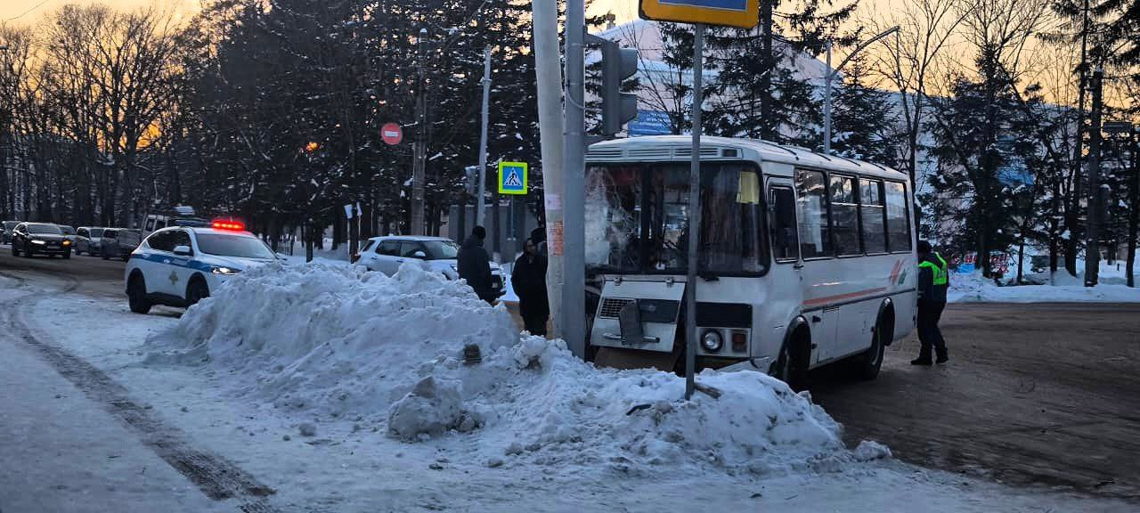 Пять пассажиров пострадали в ДТП с автобусом у кинотеатра «Родина» в Биробиджане