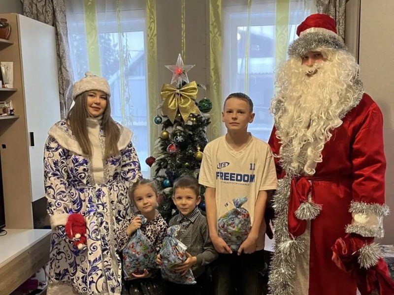 Сотрудники линейного отдела полиции на станции Биробиджан подарили детям праздничное настроение Сотрудники линейного отдела полиции на станции Биробиджан подарили детям праздничное настроение