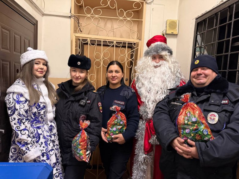 Сотрудники линейного отдела полиции на станции Биробиджан подарили детям праздничное настроение Сотрудники линейного отдела полиции на станции Биробиджан подарили детям праздничное настроение