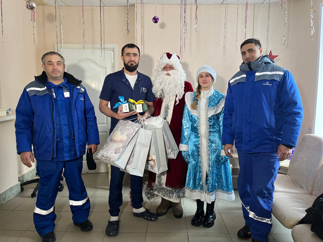 Акция «Снежинка добра» посетила областную больницу в Биробиджане Акция «Снежинка добра» посетила областную больницу в Биробиджане