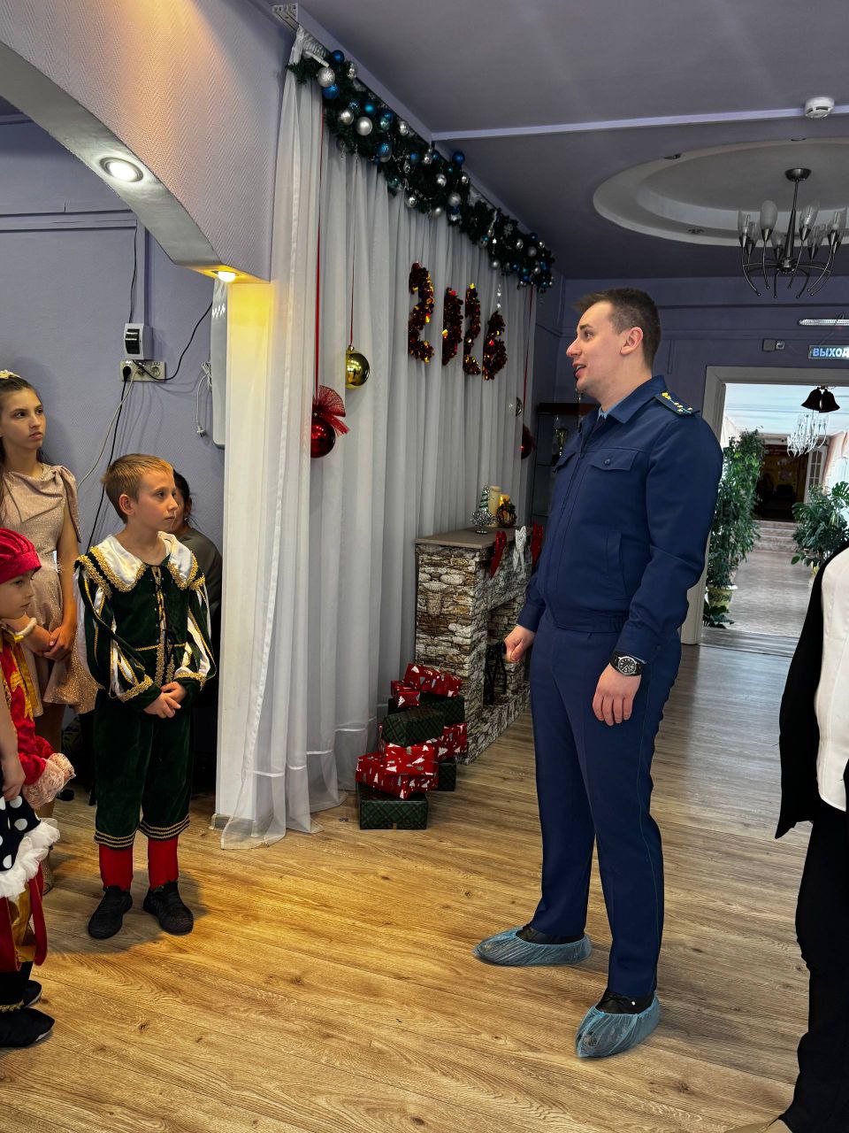 Работники органов прокуратуры поздравили детей с наступающим Новым годом Работники органов прокуратуры поздравили детей с наступающим Новым годом
