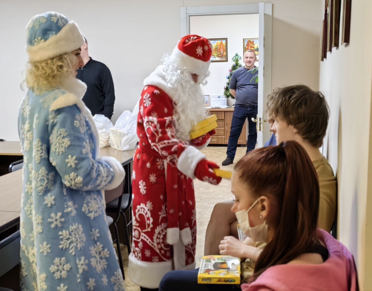 Пациентов детской больницы ЕАО поздравил мэр Биробиджана Пациентов детской больницы ЕАО поздравил мэр Биробиджана