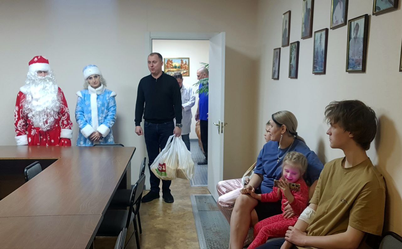 Пациентов детской больницы ЕАО поздравил мэр Биробиджана Пациентов детской больницы ЕАО поздравил мэр Биробиджана