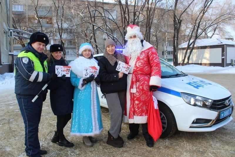 Сотрудники Госавтоинспекции поздравили водителей с наступающим Новым годом