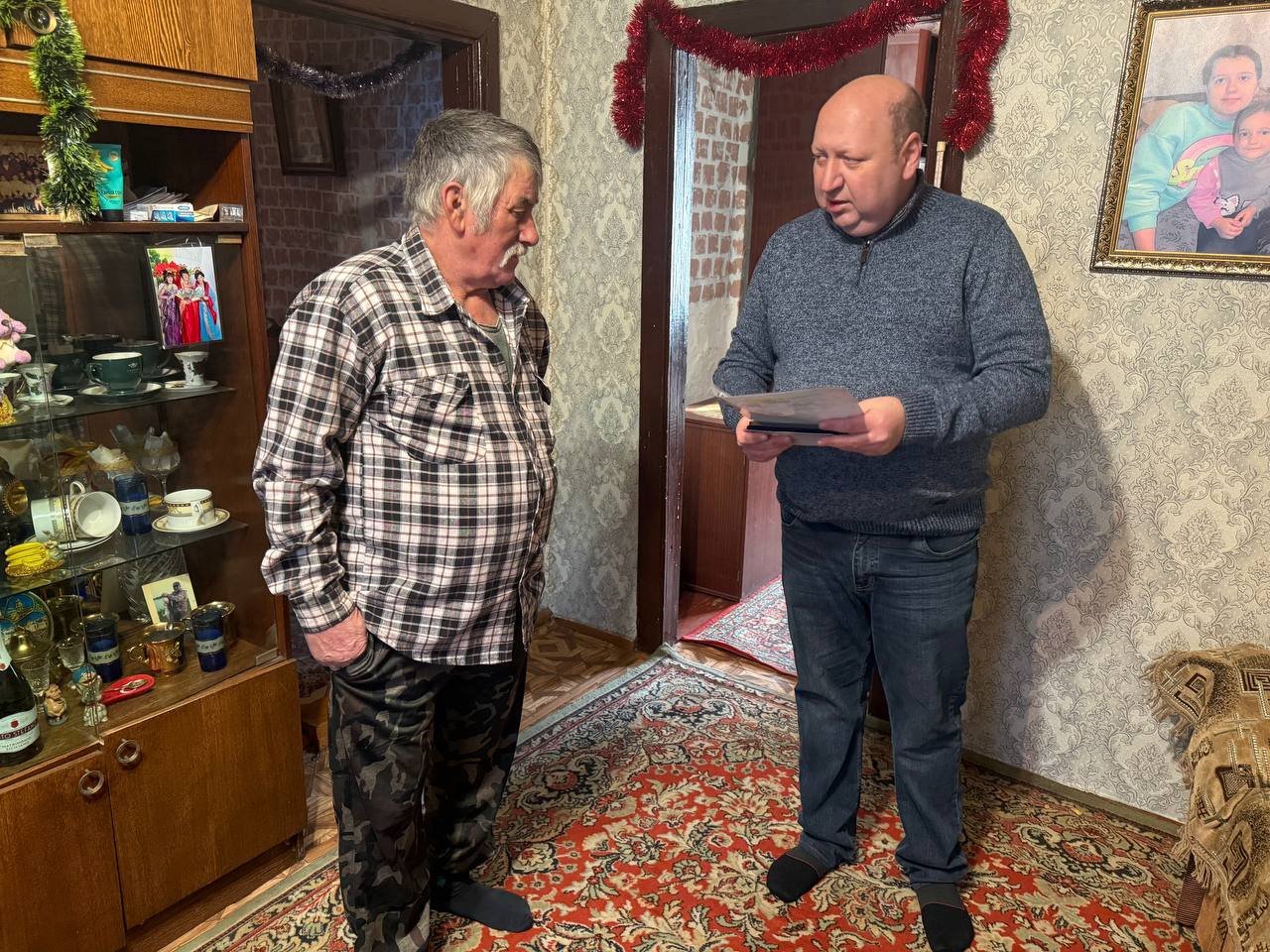 На днях выполнил очень важную, почетную миссию – вручил медали общественного признания «Отец солдата» двум жителям села Дежнево в Ленинском районе: Сергею Юрьевичу Голоперову – за сыновей Юрия и Александра, и Николаю... На днях выполнил очень важную, почетную миссию – вручил медали общественного признания «Отец солдата» двум жителям села Дежнево в Ленинском районе: Сергею Юрьевичу Голоперову – за сыновей Юрия и Александра, и Николаю...