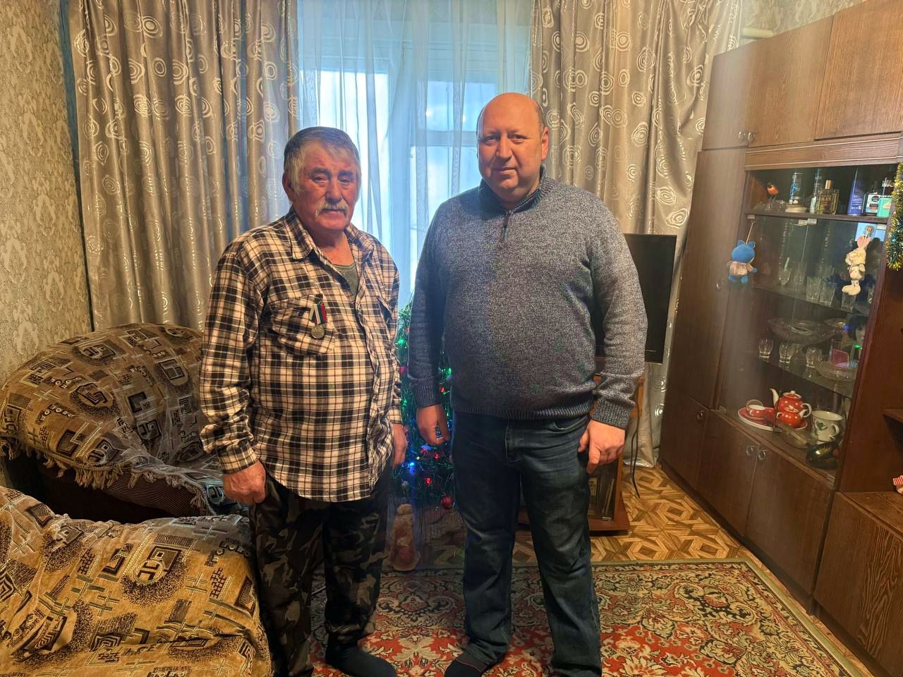 На днях выполнил очень важную, почетную миссию – вручил медали общественного признания «Отец солдата» двум жителям села Дежнево в Ленинском районе: Сергею Юрьевичу Голоперову – за сыновей Юрия и Александра, и Николаю... На днях выполнил очень важную, почетную миссию – вручил медали общественного признания «Отец солдата» двум жителям села Дежнево в Ленинском районе: Сергею Юрьевичу Голоперову – за сыновей Юрия и Александра, и Николаю...