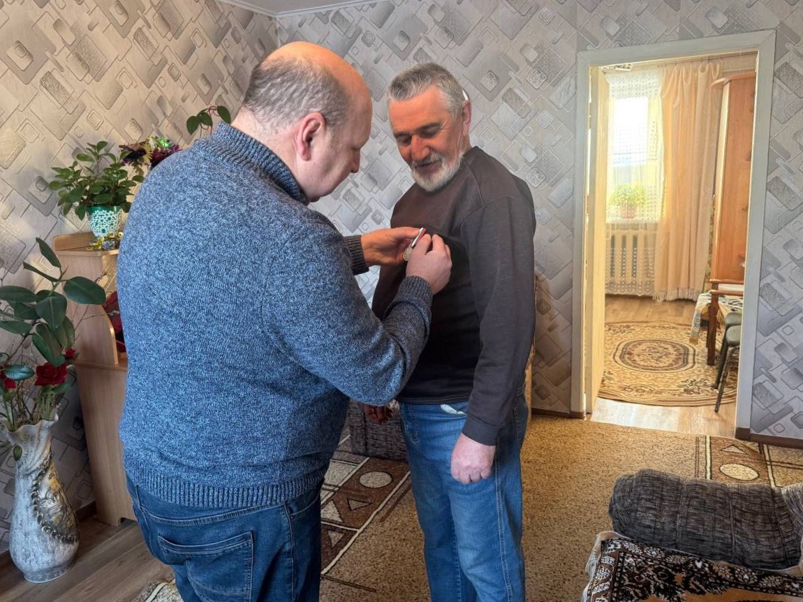 На днях выполнил очень важную, почетную миссию – вручил медали общественного признания «Отец солдата» двум жителям села Дежнево в Ленинском районе: Сергею Юрьевичу Голоперову – за сыновей Юрия и Александра, и Николаю... На днях выполнил очень важную, почетную миссию – вручил медали общественного признания «Отец солдата» двум жителям села Дежнево в Ленинском районе: Сергею Юрьевичу Голоперову – за сыновей Юрия и Александра, и Николаю...