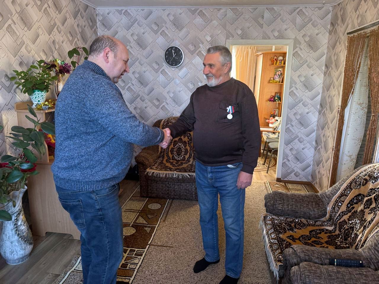 На днях выполнил очень важную, почетную миссию – вручил медали общественного признания «Отец солдата» двум жителям села Дежнево в Ленинском районе: Сергею Юрьевичу Голоперову – за сыновей Юрия и Александра, и Николаю...