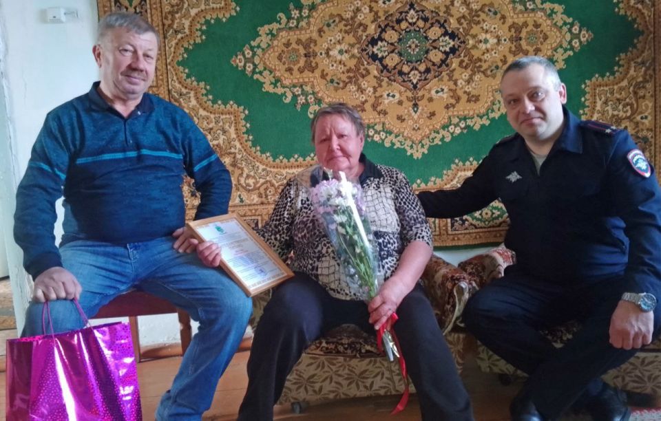 В канун новогодних праздников полицейские и общественники навестили мать военнослужащего