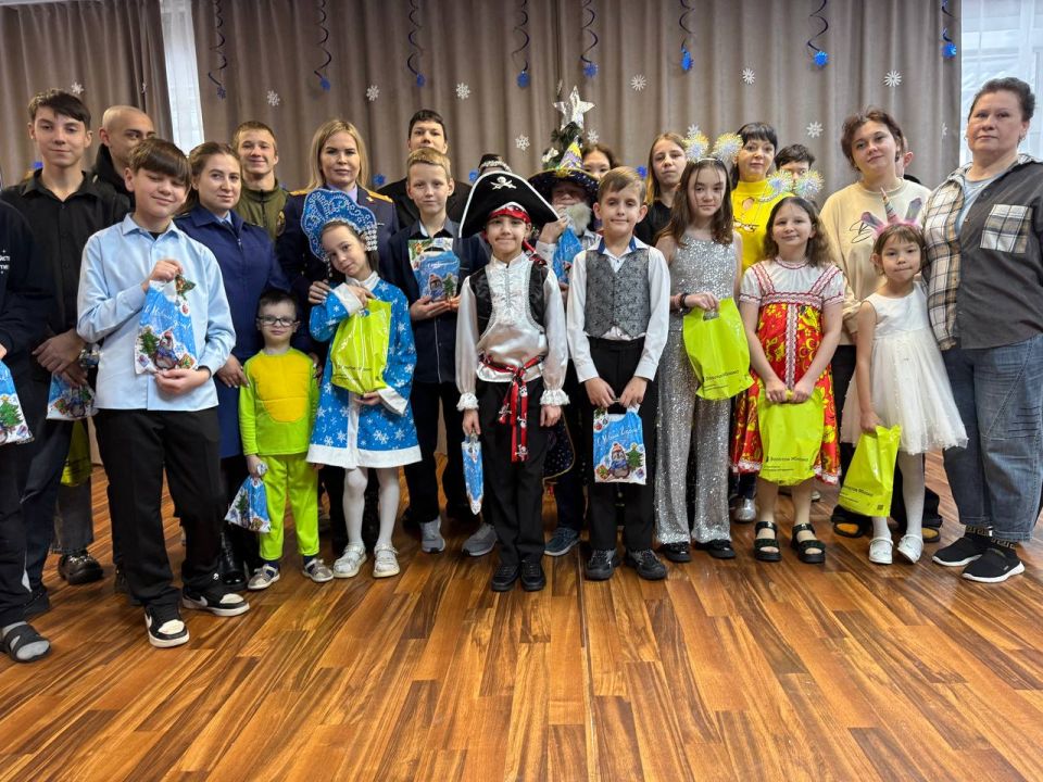 Сотрудники регионального следственного управления поздравили юных жителей Хабаровска с новогодними праздниками