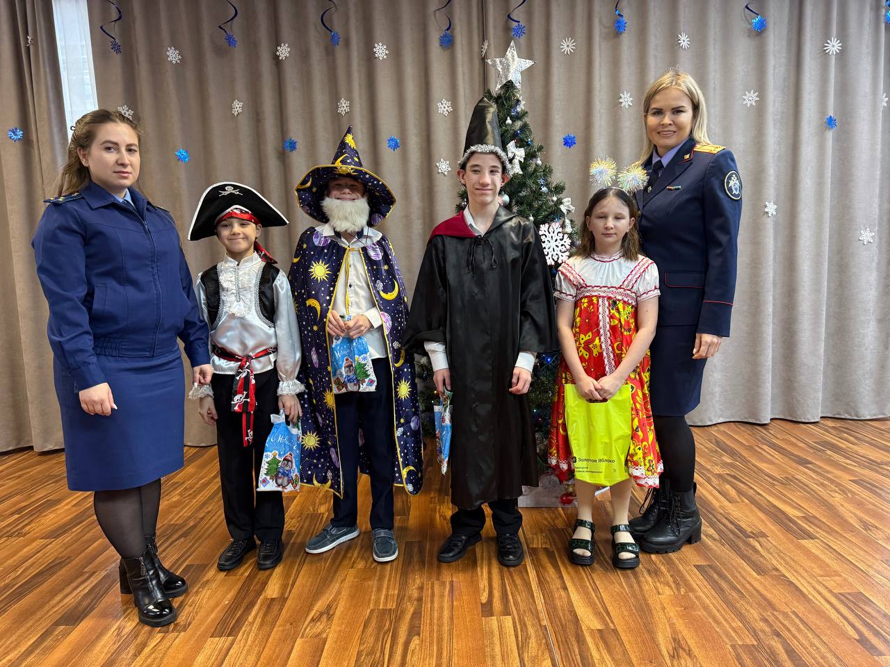 Сотрудники регионального следственного управления поздравили юных жителей Хабаровска с новогодними праздниками Сотрудники регионального следственного управления поздравили юных жителей Хабаровска с новогодними праздниками