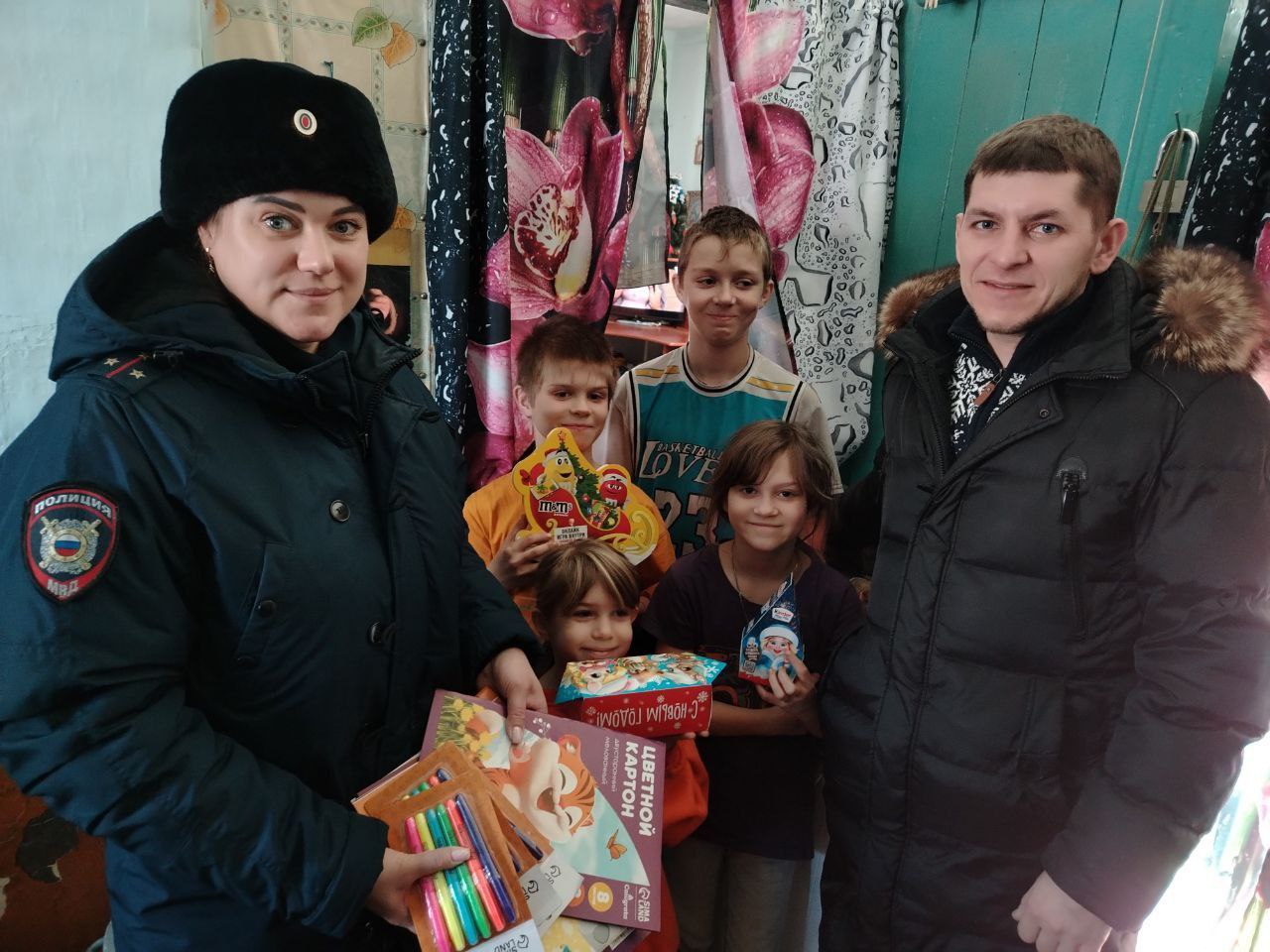 В Облученском районе полицейские продолжают поздравлять детей с Новым годом