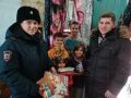 В Облученском районе полицейские продолжают поздравлять детей с Новым годом