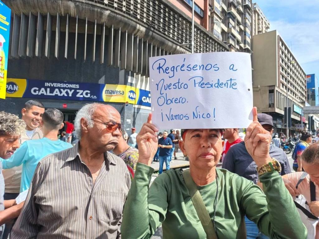 С субботы, 3 января, венесуэльцы выходят на улицы Каракаса, выражая протест против агрессии США и похищения президента Николаса Мадуро и его жены Силии Флорес С субботы, 3 января, венесуэльцы выходят на улицы Каракаса, выражая протест против агрессии США и похищения президента Николаса Мадуро и его жены Силии Флорес