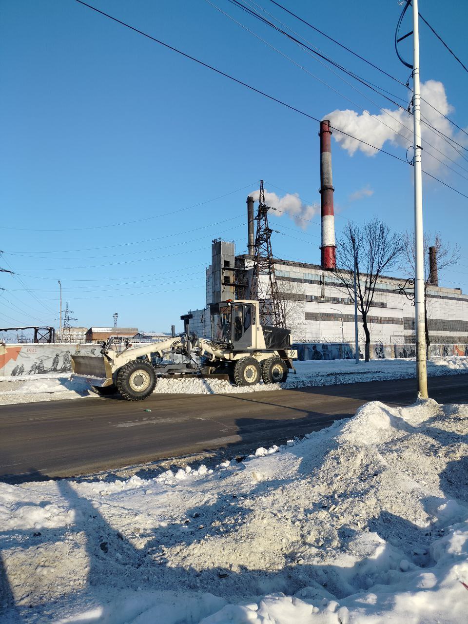 Коммунальные службы города продолжают комплексную уборку улиц Коммунальные службы города продолжают комплексную уборку улиц