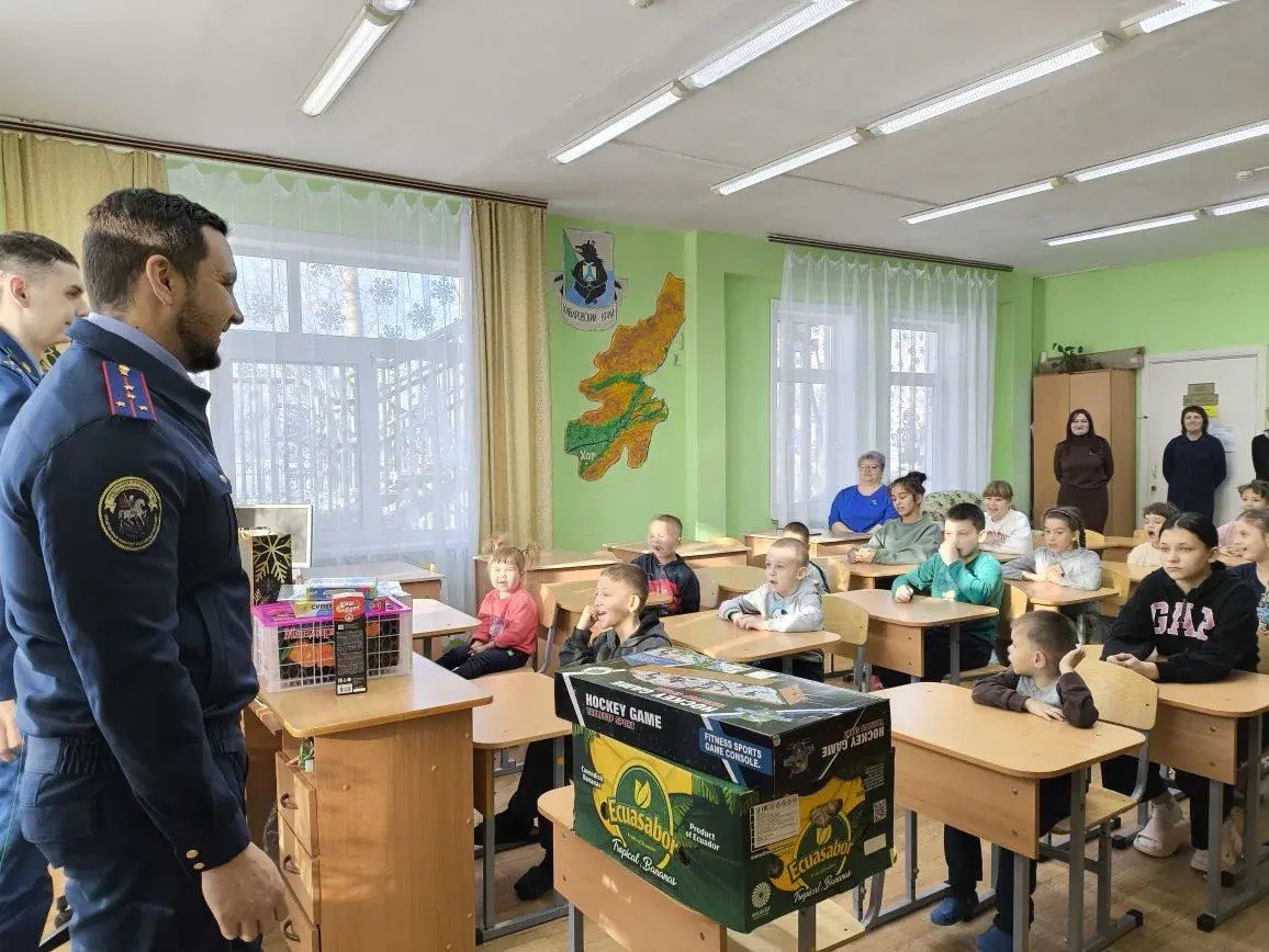 Сотрудники регионального следственного управления поздравили юных жителей района имени Лазо с новогодними праздниками Сотрудники регионального следственного управления поздравили юных жителей района имени Лазо с новогодними праздниками