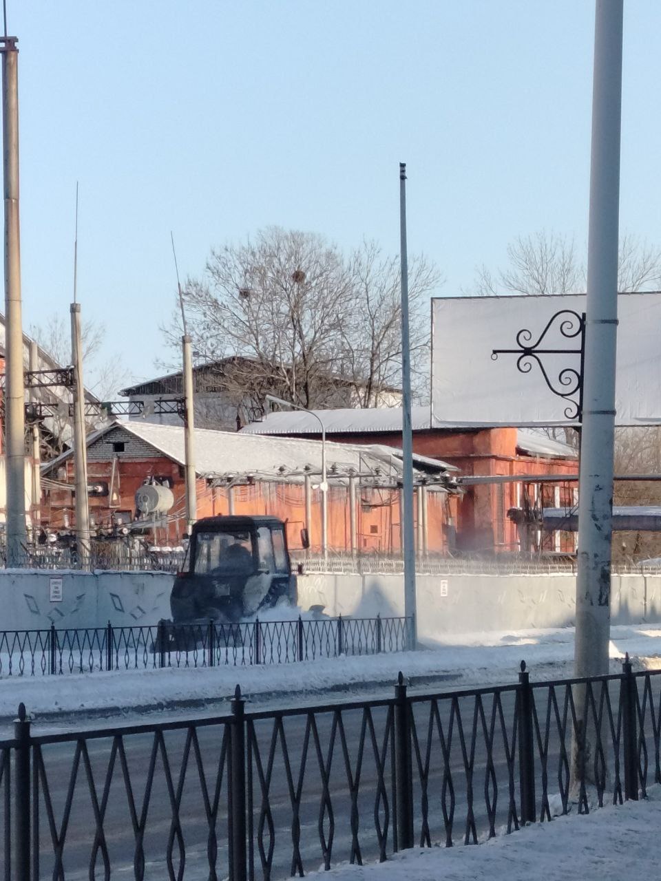 Коммунальные службы города продолжают комплексную уборку улиц Коммунальные службы города продолжают комплексную уборку улиц