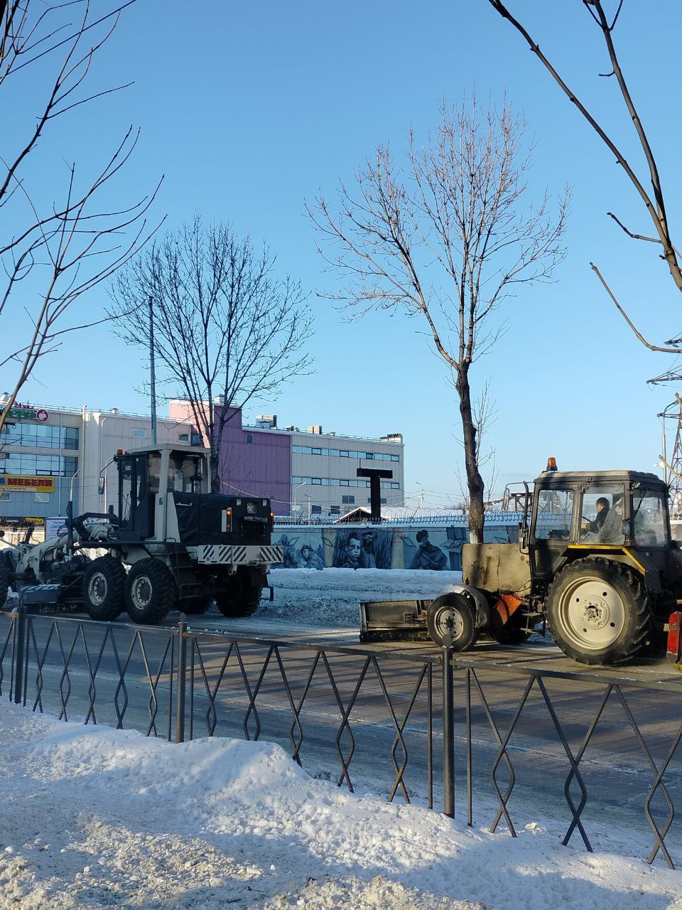 Коммунальные службы города продолжают комплексную уборку улиц Коммунальные службы города продолжают комплексную уборку улиц