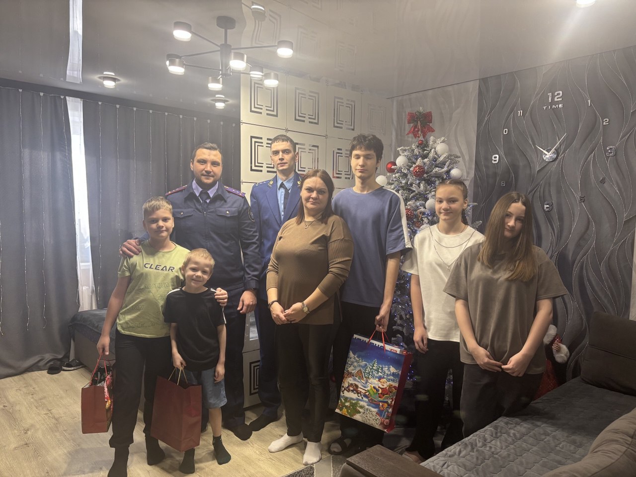 Сотрудники регионального следственного управления поздравили юных жителей района имени Лазо с новогодними праздниками Сотрудники регионального следственного управления поздравили юных жителей района имени Лазо с новогодними праздниками