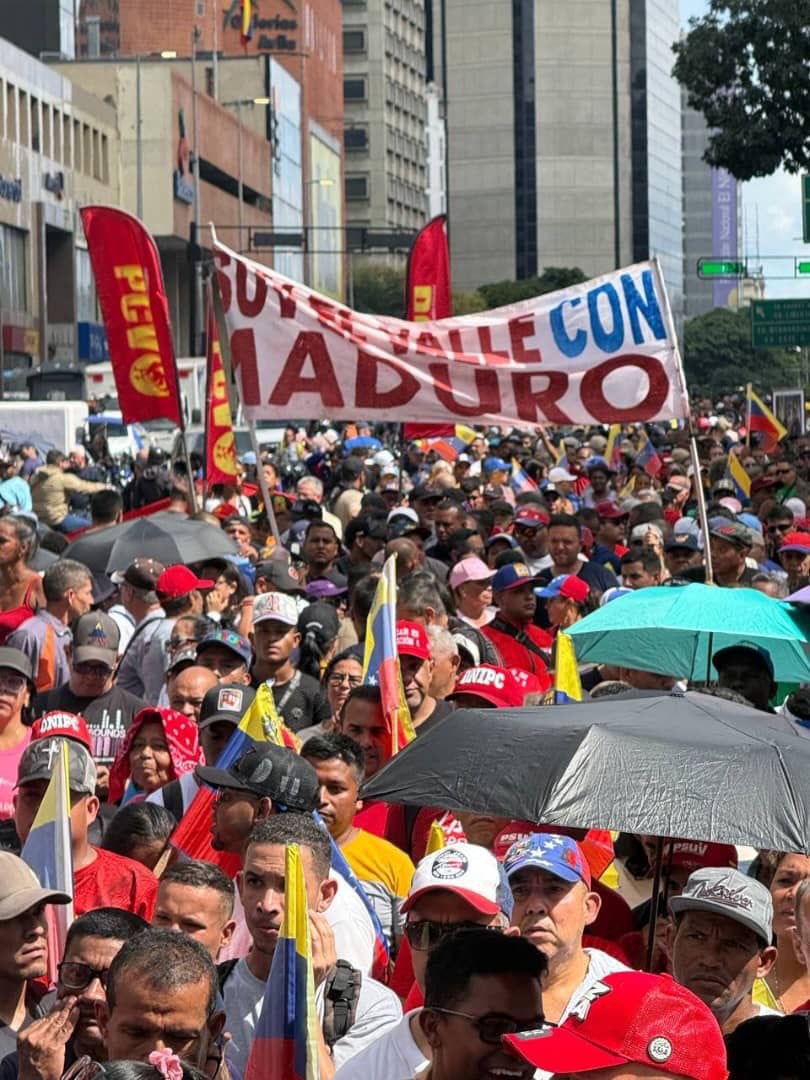 С субботы, 3 января, венесуэльцы выходят на улицы Каракаса, выражая протест против агрессии США и похищения президента Николаса Мадуро и его жены Силии Флорес С субботы, 3 января, венесуэльцы выходят на улицы Каракаса, выражая протест против агрессии США и похищения президента Николаса Мадуро и его жены Силии Флорес