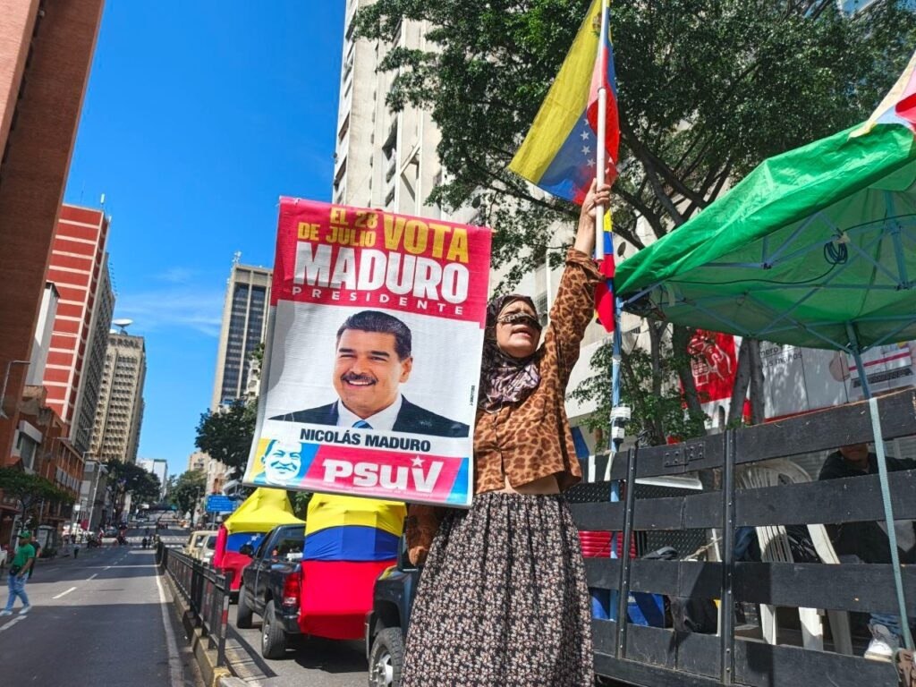 С субботы, 3 января, венесуэльцы выходят на улицы Каракаса, выражая протест против агрессии США и похищения президента Николаса Мадуро и его жены Силии Флорес С субботы, 3 января, венесуэльцы выходят на улицы Каракаса, выражая протест против агрессии США и похищения президента Николаса Мадуро и его жены Силии Флорес