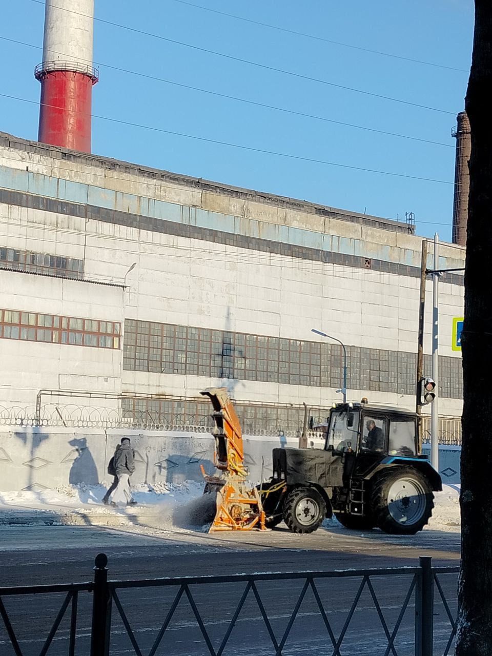 Коммунальные службы города продолжают комплексную уборку улиц Коммунальные службы города продолжают комплексную уборку улиц
