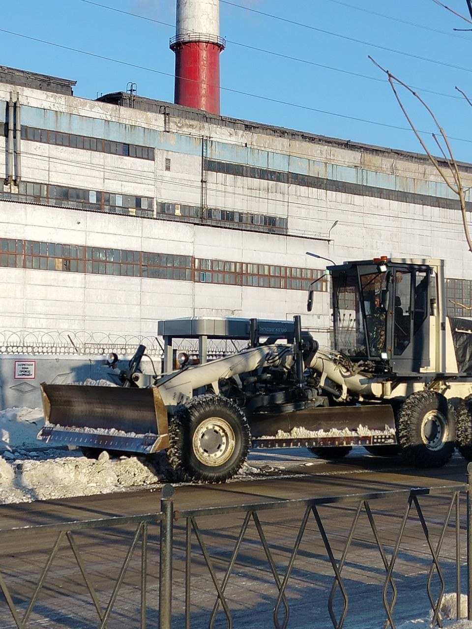 Коммунальные службы города продолжают комплексную уборку улиц