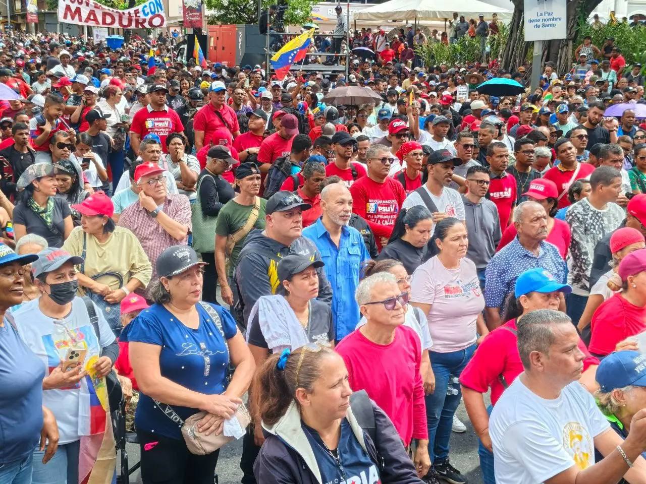 С субботы, 3 января, венесуэльцы выходят на улицы Каракаса, выражая протест против агрессии США и похищения президента Николаса Мадуро и его жены Силии Флорес С субботы, 3 января, венесуэльцы выходят на улицы Каракаса, выражая протест против агрессии США и похищения президента Николаса Мадуро и его жены Силии Флорес