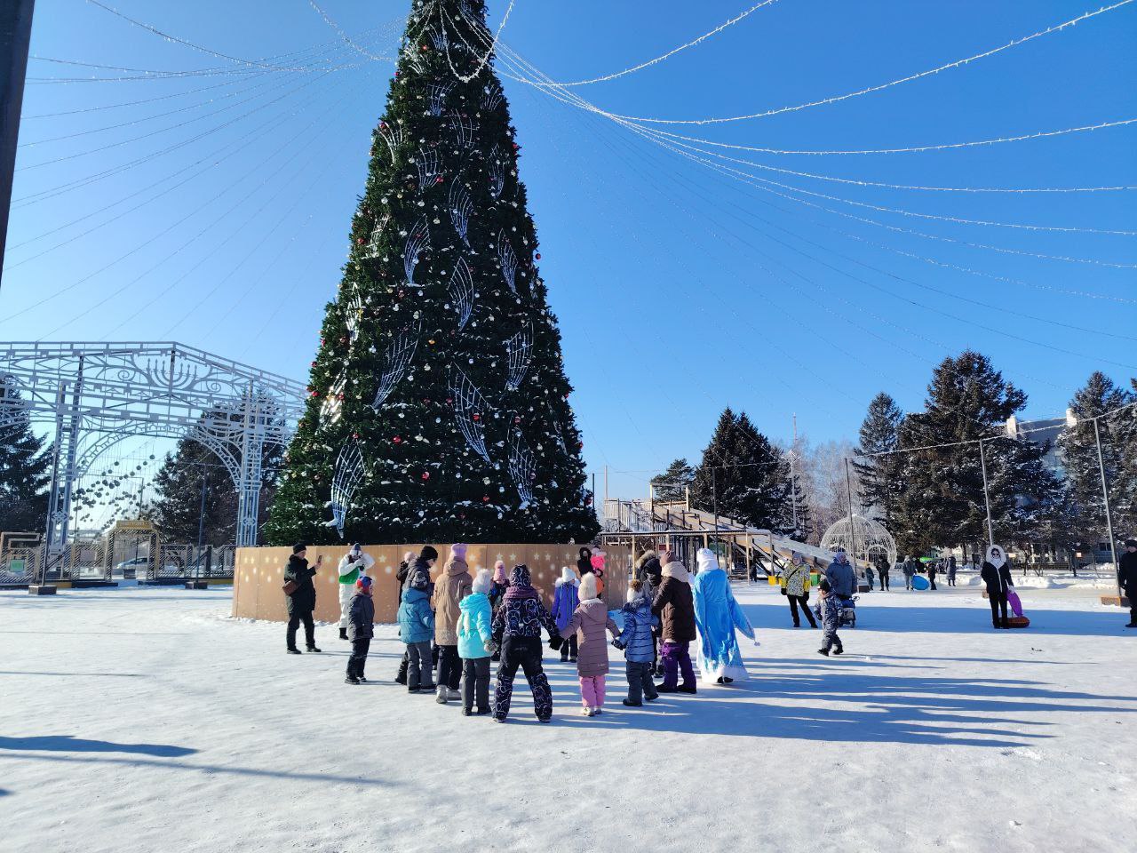 Новогодние гуляния на площади им. Ленина Новогодние гуляния на площади им. Ленина