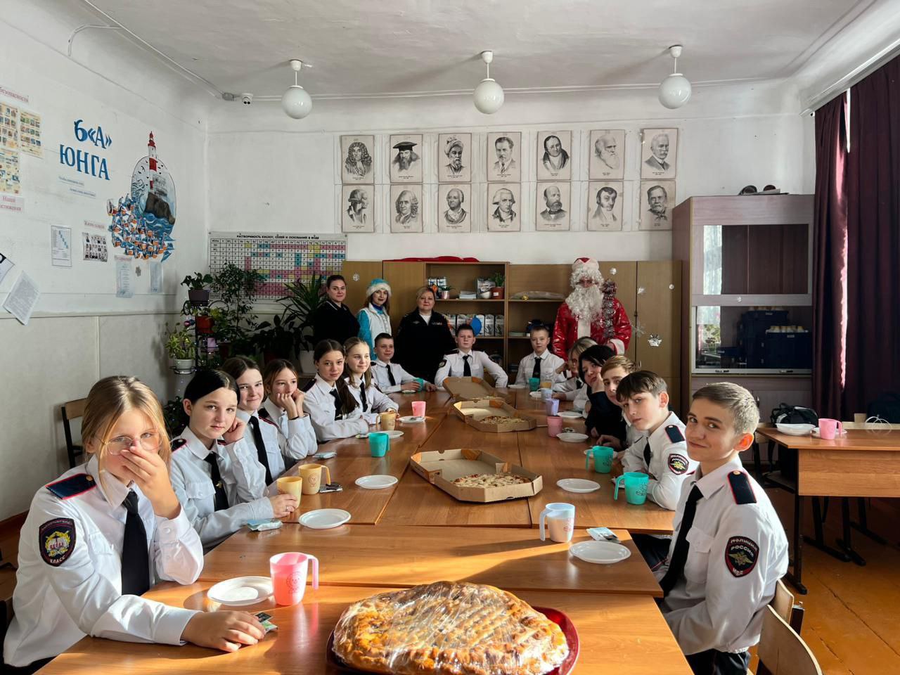 Полицейский Дед Мороз и Снегурочка привезли в районы подарки, правовые игры и советы по безопасности Полицейский Дед Мороз и Снегурочка привезли в районы подарки, правовые игры и советы по безопасности