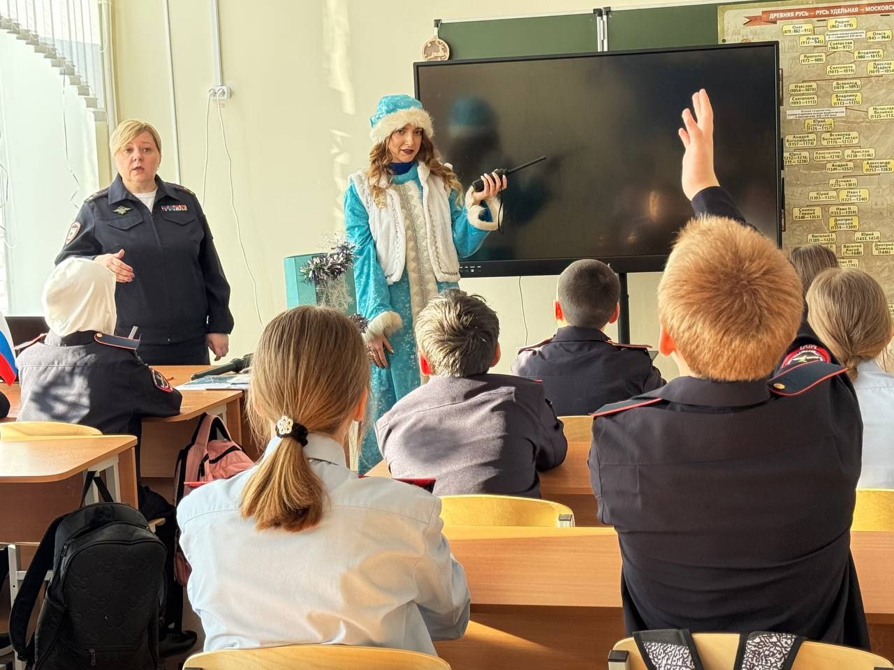 Полицейский Дед Мороз и Снегурочка привезли в районы подарки, правовые игры и советы по безопасности Полицейский Дед Мороз и Снегурочка привезли в районы подарки, правовые игры и советы по безопасности