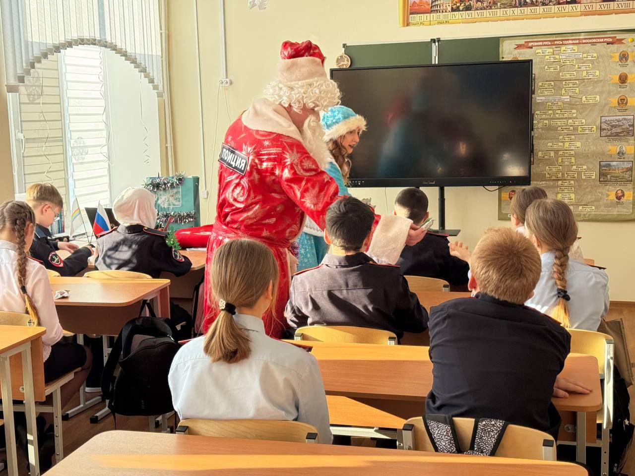 Полицейский Дед Мороз и Снегурочка привезли в районы подарки, правовые игры и советы по безопасности Полицейский Дед Мороз и Снегурочка привезли в районы подарки, правовые игры и советы по безопасности