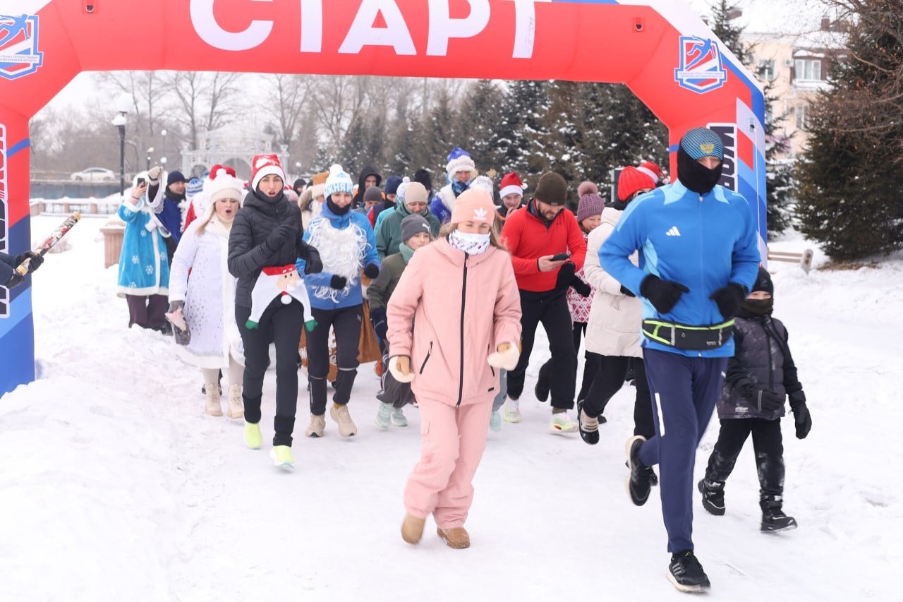 Новогодний забег устроили любители здорового образа жизни в Биробиджане Новогодний забег устроили любители здорового образа жизни в Биробиджане