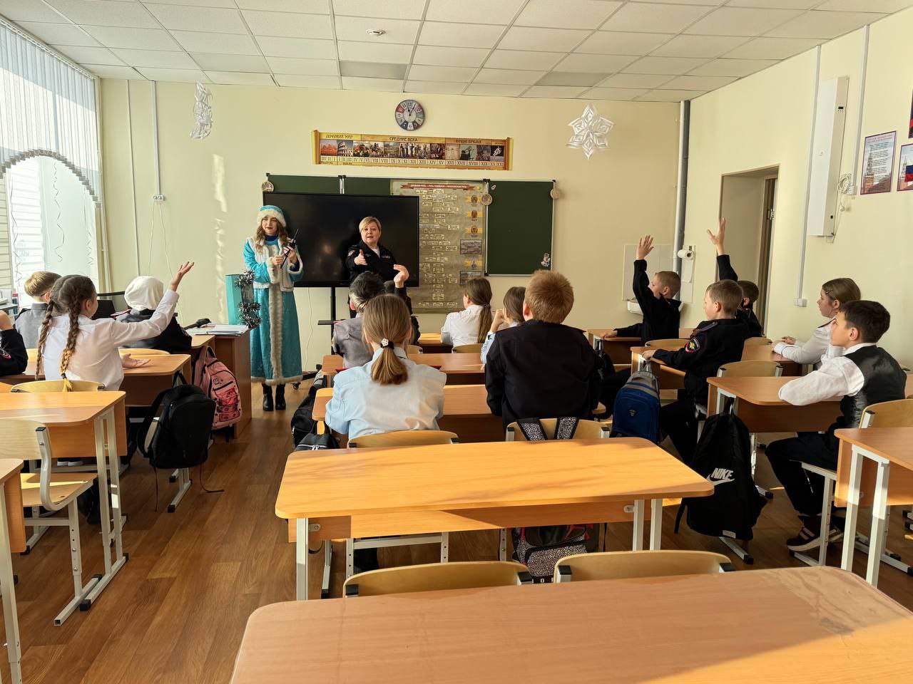 Полицейский Дед Мороз и Снегурочка привезли в районы подарки, правовые игры и советы по безопасности Полицейский Дед Мороз и Снегурочка привезли в районы подарки, правовые игры и советы по безопасности